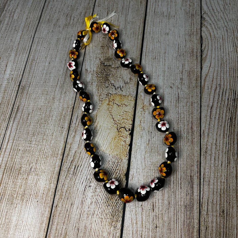 Yellow and White Hibiscus Kukui Nut Lei Necklace NWOT